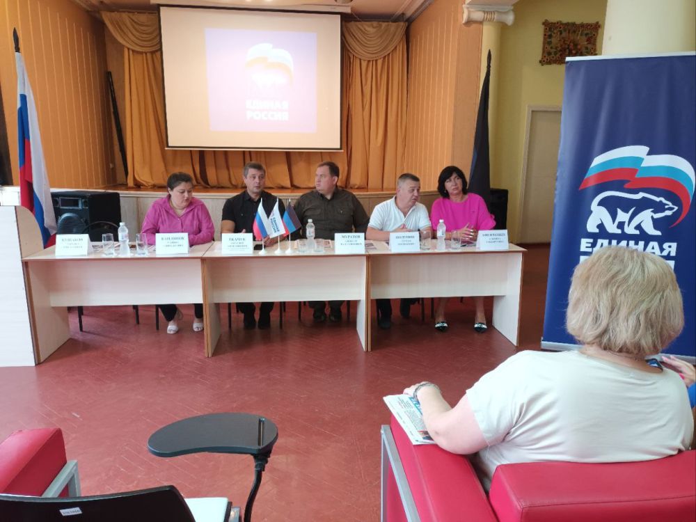 Василий Ткачук: Сегодня, совместно с членами партии «Единая Россия», провел встречу с трудовым коллективом Гимназии № 6 города Донецка в Калининском районе