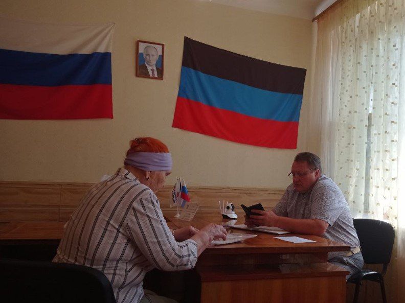 Сегодня, 31 июля, в общественной приемной партии "Единая Россия" Киевского района города Донецка глава администрации Киевского района Валентин Левченко провел личный прием граждан