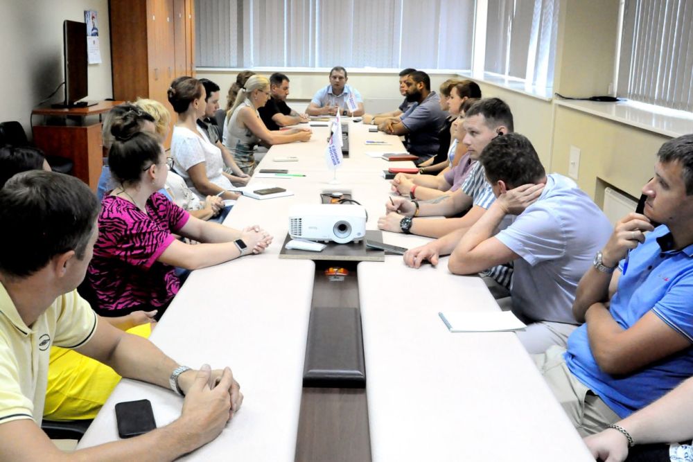 Сегодня, 03 августа, первый заместитель главы администрации Ворошиловского района г. Донецка Андрей Евтеев встретился с трудовым коллективом ГУП ДНР «Региональная энергопоставляющая компания»