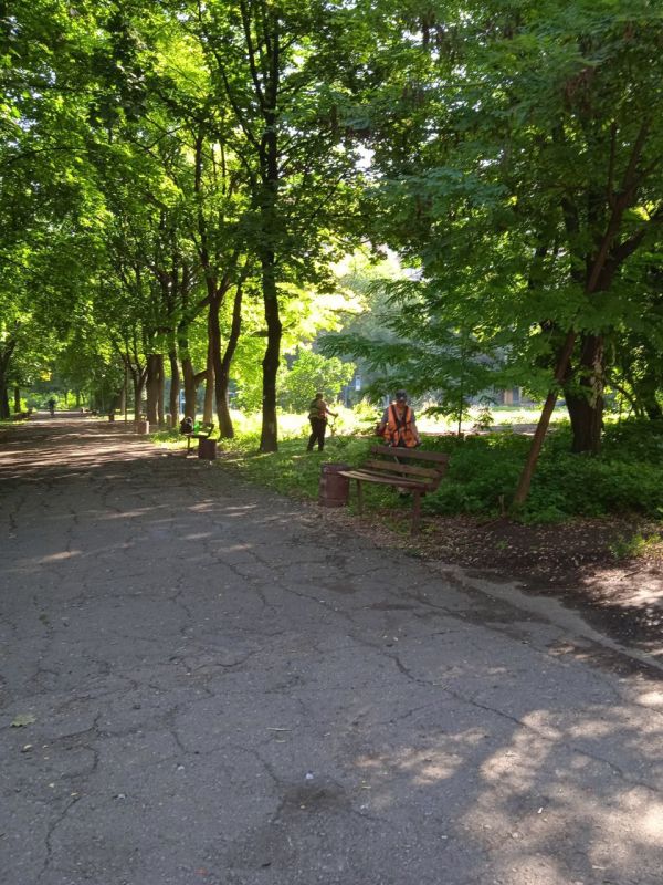 Василий Ткачук: В рамках проведения акции «Чистый четверг» силами предприятий, учреждений, организаций Калининского района г. Донецка организована уборка и наведение чистоты в районе