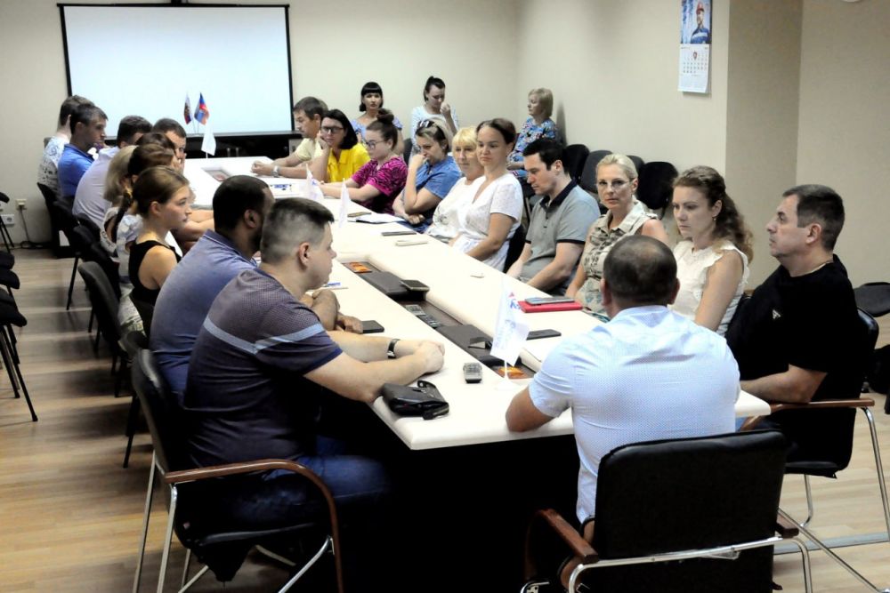 3 августа состоялась встреча первого заместителя главы администрации Ворошиловского района Донецка Андрея Евтеева с трудовым коллективом «Региональная энергопоставляющая компания», одного из крупнейших предприятий энергетической отрасли Республики