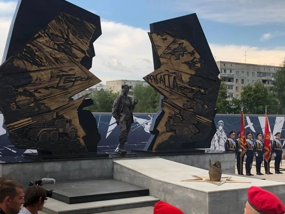 Денис Григорюк: На площади защитников Донбасса в Новокузнецке открыт монумент Герою России и ДНР Ольге "Корсе" Качуре