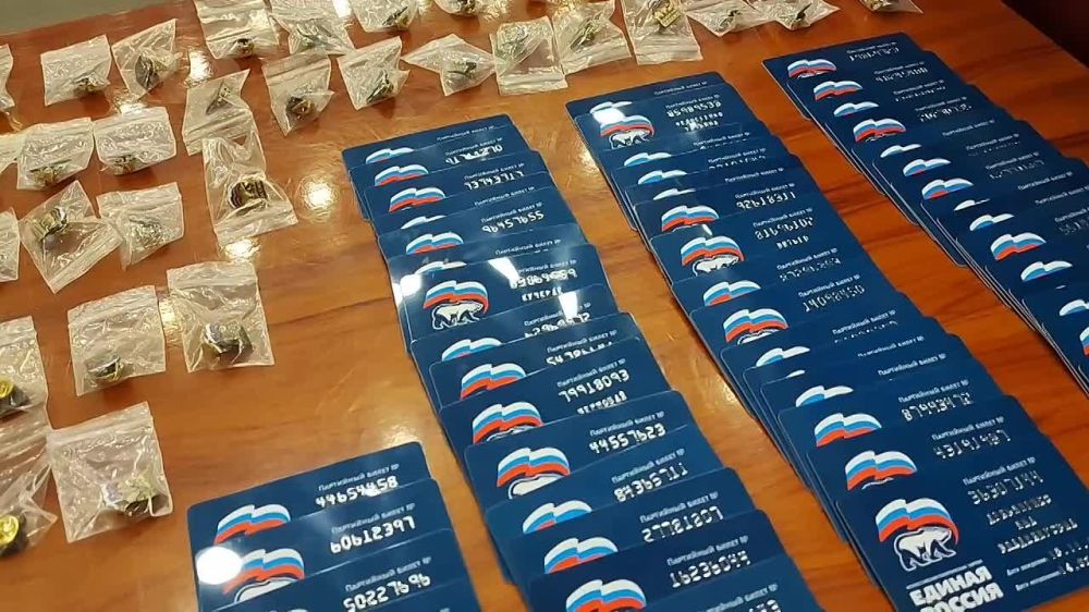 Вице-премьеры Андрей Чертков и Владимир Ежиков вместе с заместителем секретаря Донецкого реготделения Единой России Алексеем Муратовым торжественно вручили партийные билеты сотрудникам Аппарата Правительства ДНР