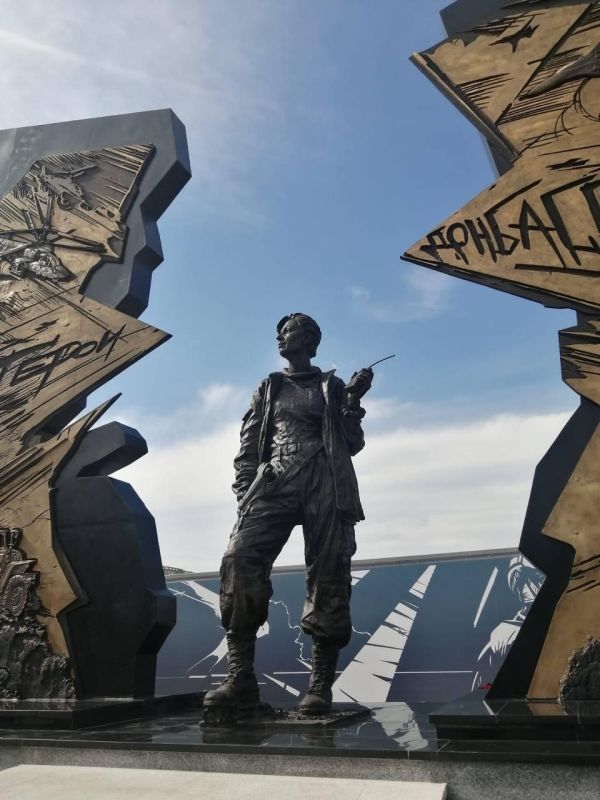 В Новокузнецке открыли скульптурную композицию в память о Герое России Ольге Качуре