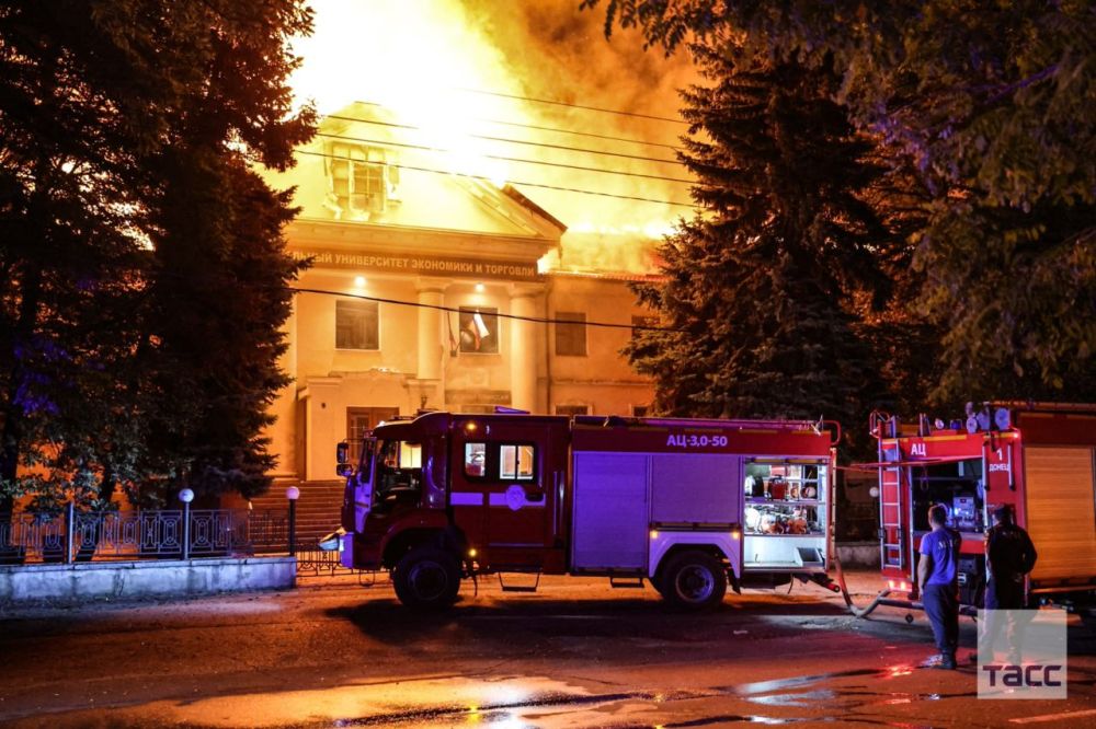Кадры пожара в здании Донецкого университета экономики и торговли после обстрела со стороны ВСУ