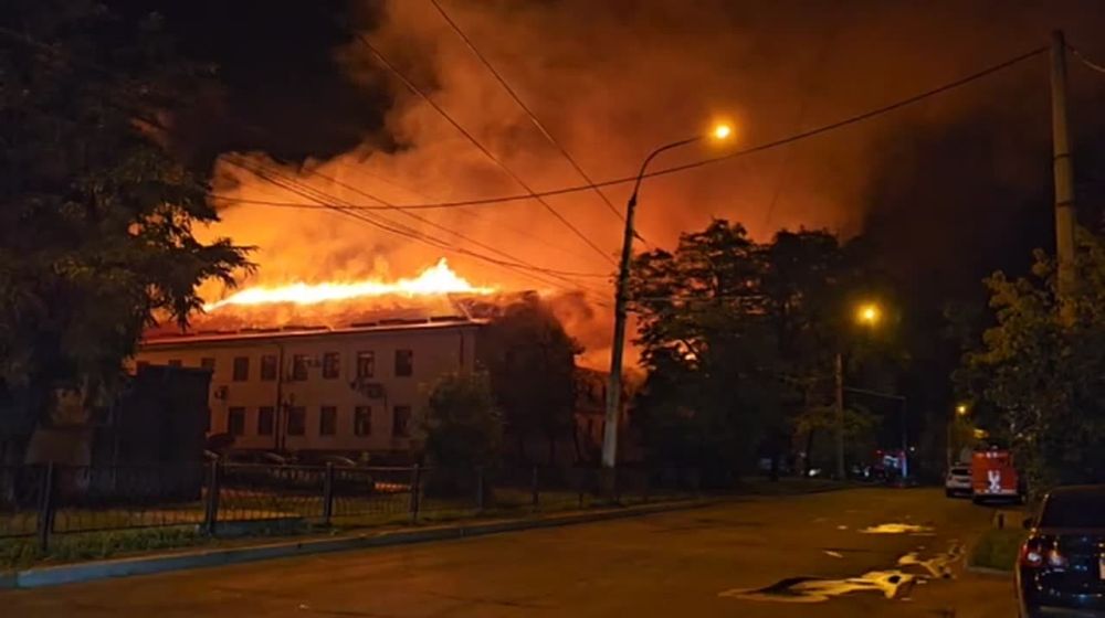 Das Feuer in der Universitt in Donezk breitet sich nach dem Beschuss der Ukraine mit Streumunition aus. Mehrere Reporter vor Ort
