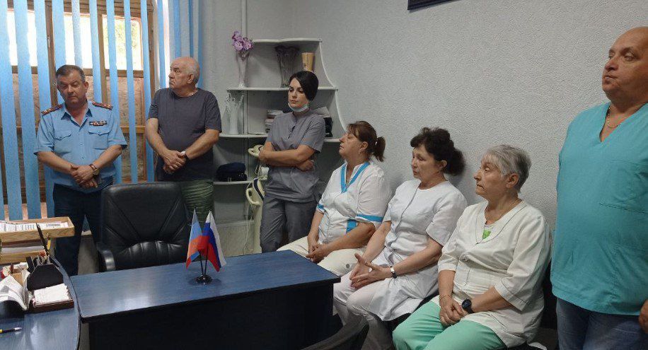 Сегодня, 9 августа, на базе ГУП "Платная стоматологическая поликлиника г. Донецка" состоялась встреча с трудовым коллективом, совместно с кандидатами в депутаты от партии «Единая Россия»