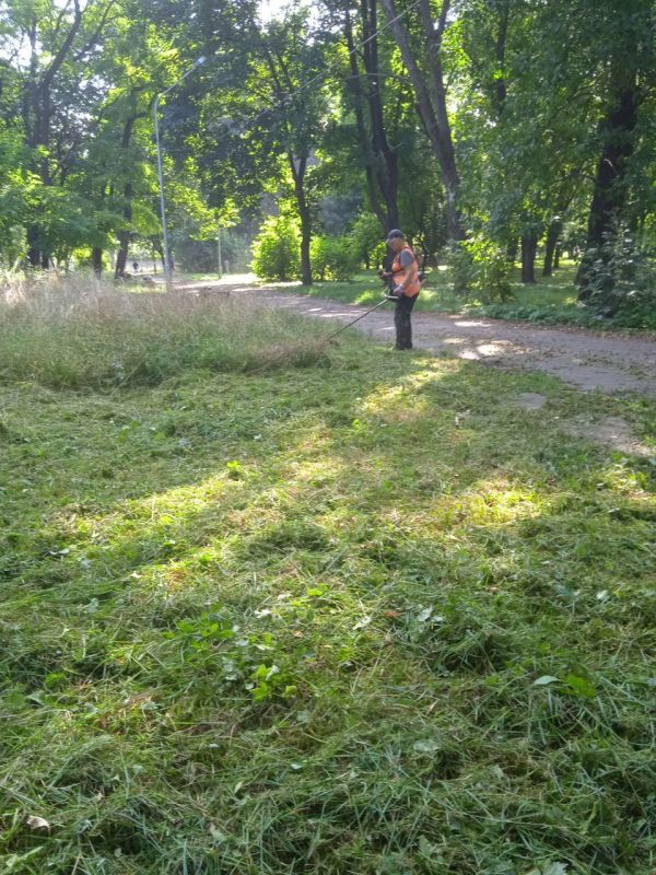 Василий Ткачук: Сегодня сотрудниками МУП АГД "ЗЕЛЕНСТРОЙ КАЛИНИНСКОГО РАЙОНА"продолжается покос травы в парке "Строителей" (Гулливер) в Калининском районе г. Донецка