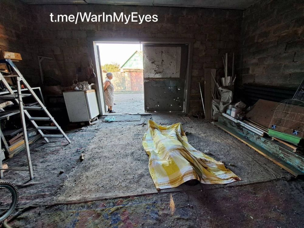 Марина Ахмедова: А я смотрю на это фото из вчерашнего Донецка, на эту бабушку и ее убитого дедушку, и вижу историю их жизни