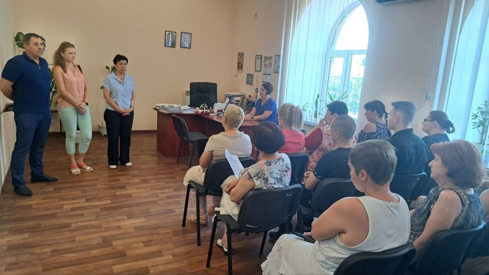 Сегодня, 9 августа, прошла встреча заместителя главы администрации Ворошиловского района г. Донецка Анны Бондаренко с трудовым коллективом Управления труда и социальной защиты населения администрации Ворошиловского района г. Донецка