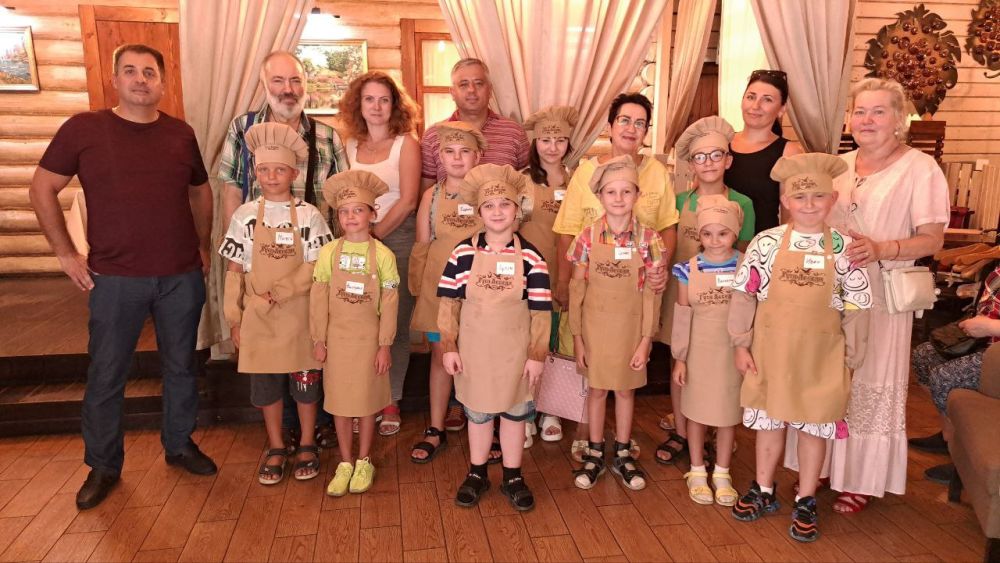 Сегодня 11 августа отделом по делам семь и детей администрации Ворошиловского района г Донецка в кафе «Гуси-Лебеди» проведен мастер-класс «вкусно-пицца» для детей находящихся под опекой