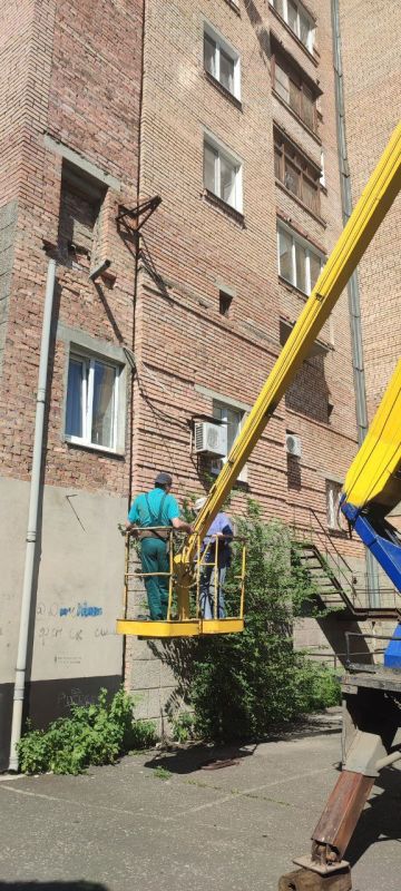 Василий Ткачук: Сегодня силами ЖЭУ № 2 МУП АГД "УК Калининского района г.Донецка" выполнены работы по укреплению трубопровода ливневой канализации на фасаде жилого дома № 27 по пр-ту Ильича