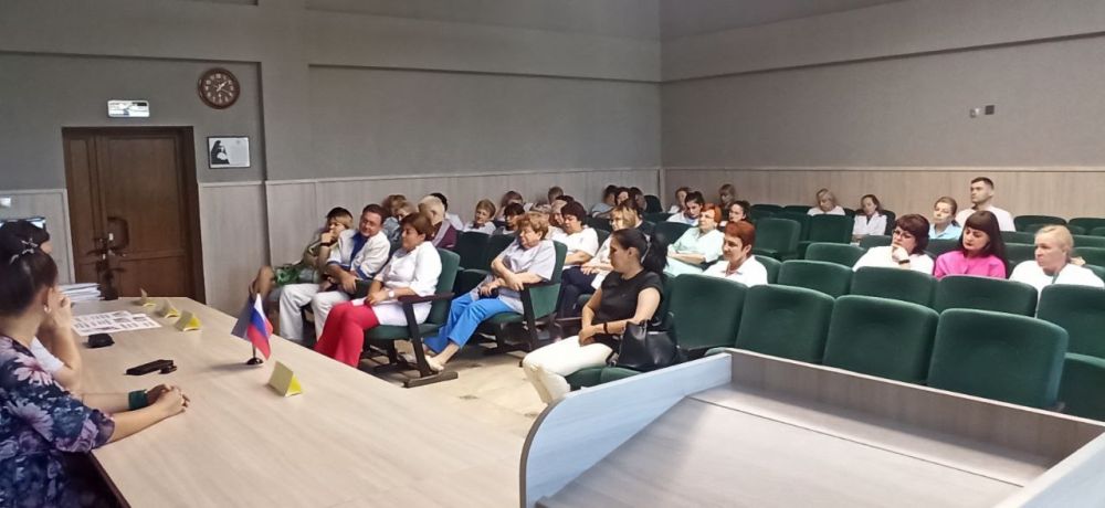 Сегодня, 15 августа, на базе Донецкого республиканского центра охраны материнства и детства состоялась встреча с трудовым коллективом, совместно с кандидатами в депутаты от партии «Единая Россия»