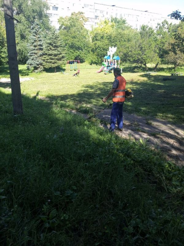 Василий Ткачук: Сотрудниками муниципального унитарного предприятия администрации города Донецка "Управляющая компания Калининского района г.Донецка" продолжается покос травы на придомовой территории многоквартирного жилого фонда