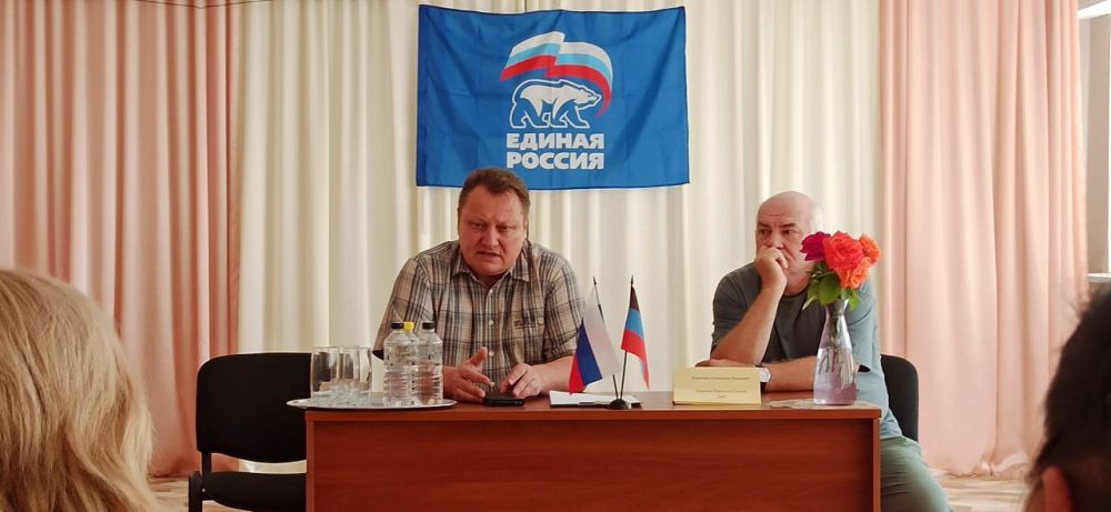 Сегодня, 16 августа, на базе МБДОУ "Ясли-сад комбинированного типа № 397 г. Донецк" состоялась встреча с трудовым коллективом, совместно с кандидатом в депутаты от партии «Единая Россия»