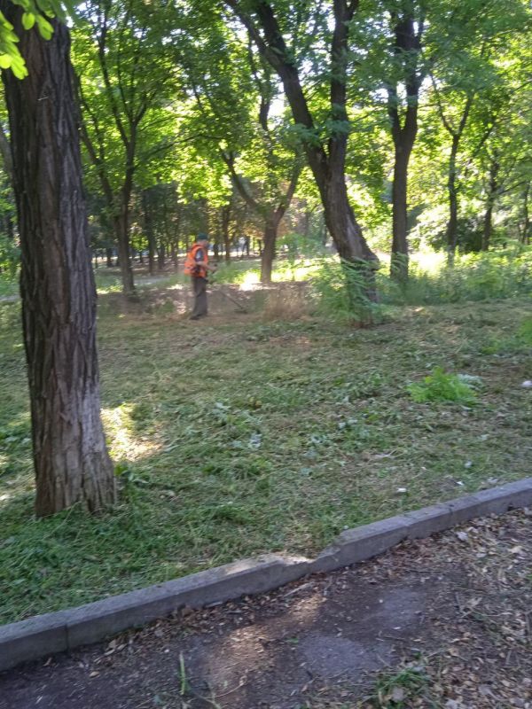 Василий Ткачук: Сегодня сотрудники МУП АГД "ЗЕЛЕНСТРОЙ КАЛИНИНСКОГО РАЙОНА" приступили к покосу травы в парке Марабушта" в Калининском районе г. Донецка