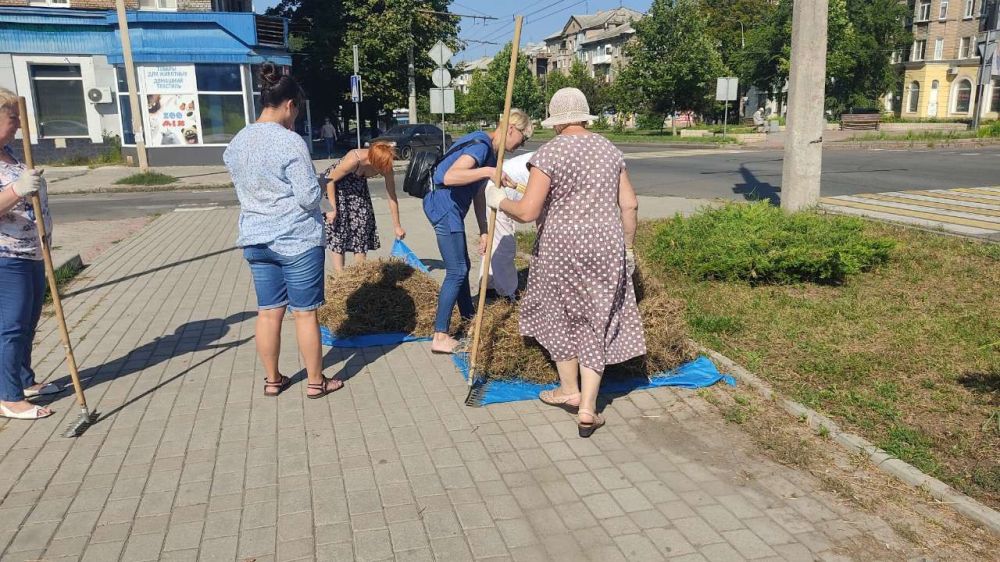 Василий Ткачук: В рамках проведения акции «Чистый четверг» силами предприятий, учреждений, организаций Калининского района г. Донецка организована уборка и наведение чистоты в районе