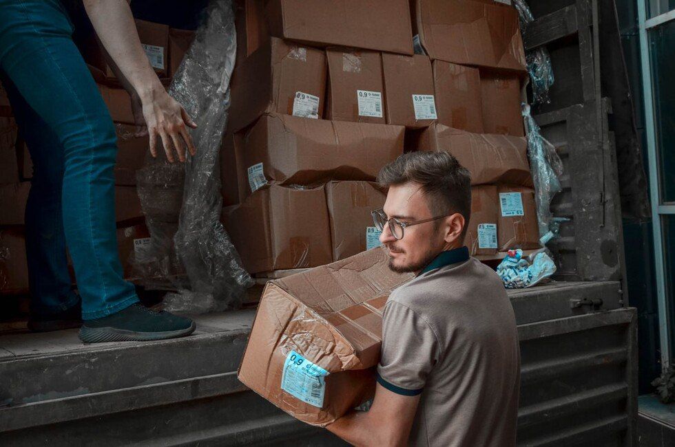 ДНР. Московские волонтеры передали Донецку гумпомощь весом около 10 тонн Помощь Донецку предоставили ГБУ города Москвы «Мосволонтёр» и штаб по сбору гуманитарной помощи «Москва помогает» по поручению Сергея Собянина