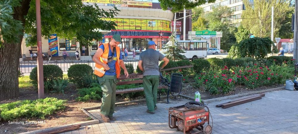 Василий Ткачук: Сегодня сотрудниками МУП АГД "ЗЕЛЕНСТРОЙ КАЛИНИНСКОГО РАЙОНА" ведутся работы по ремонту и покраске лавочек, установленных на разделительной полосе по проспекту Ильича в Калининском районе г. Донецка