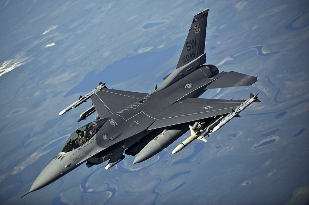 ��� �������� �������� ����� ������������ F-16 �� ����� � ����������� �� ���������� ���������� ���������� �������