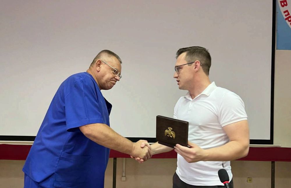 Дмитрий Гарцев: Сегодня вручил знак «Заслуженный врач Донецкой Народной Республики» главному врачу Республиканского онкологического центра им. проф