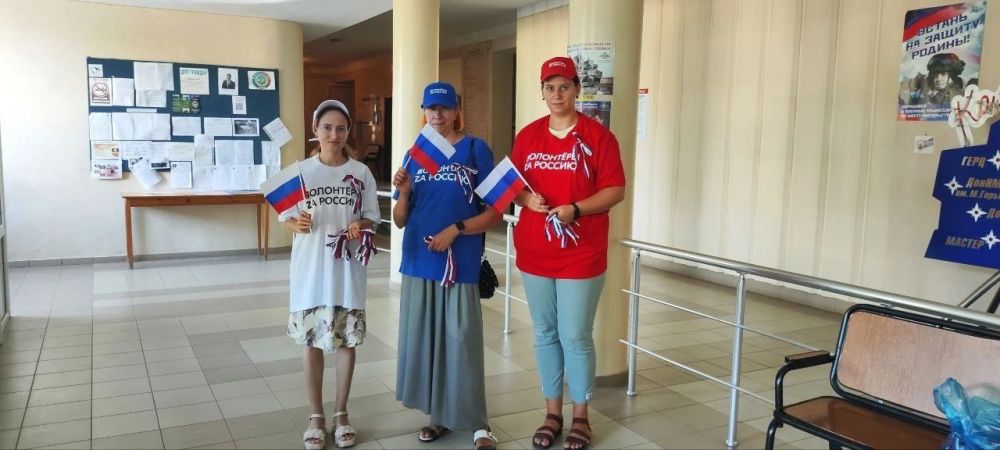 Василий Ткачук: В честь празднования Дня Государственного флага Российской Федерации, волонтеры вручили жителям Калининского района г. Донецка ленточки и флажки в цветах флага Российской Федерации