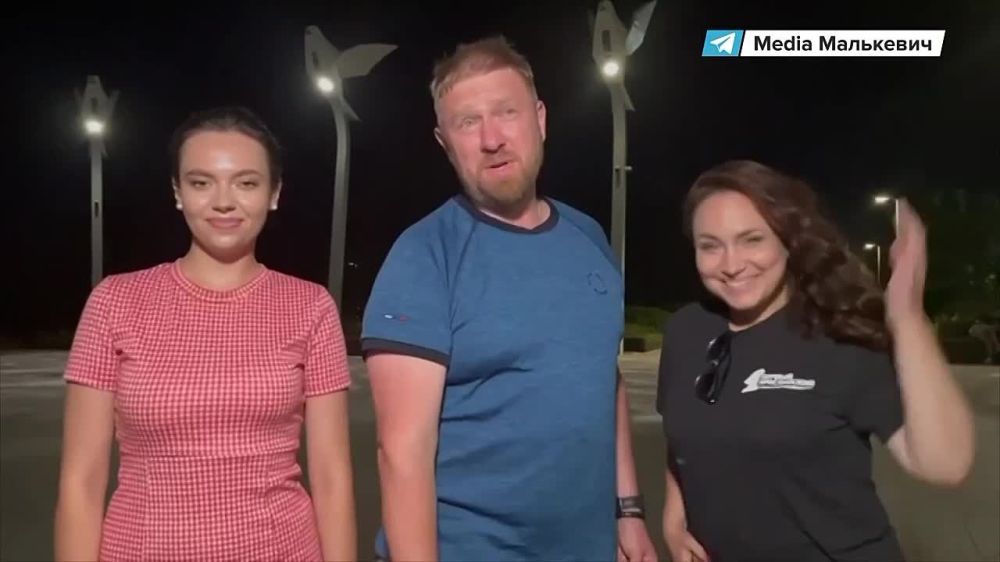 Александр Малькевич встретился со своими коллегами-журналистами – Ксенией Мисюревич и Оксаной Виноградовой – в Мариуполе