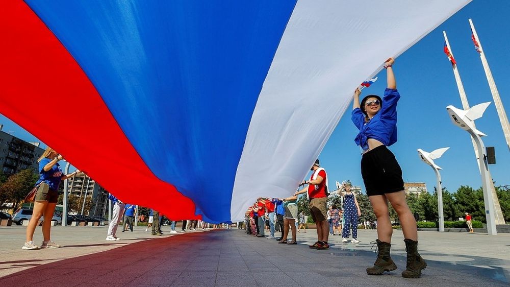 В Мариуполе развернули стометровый триколор в День флага Российской Федерации