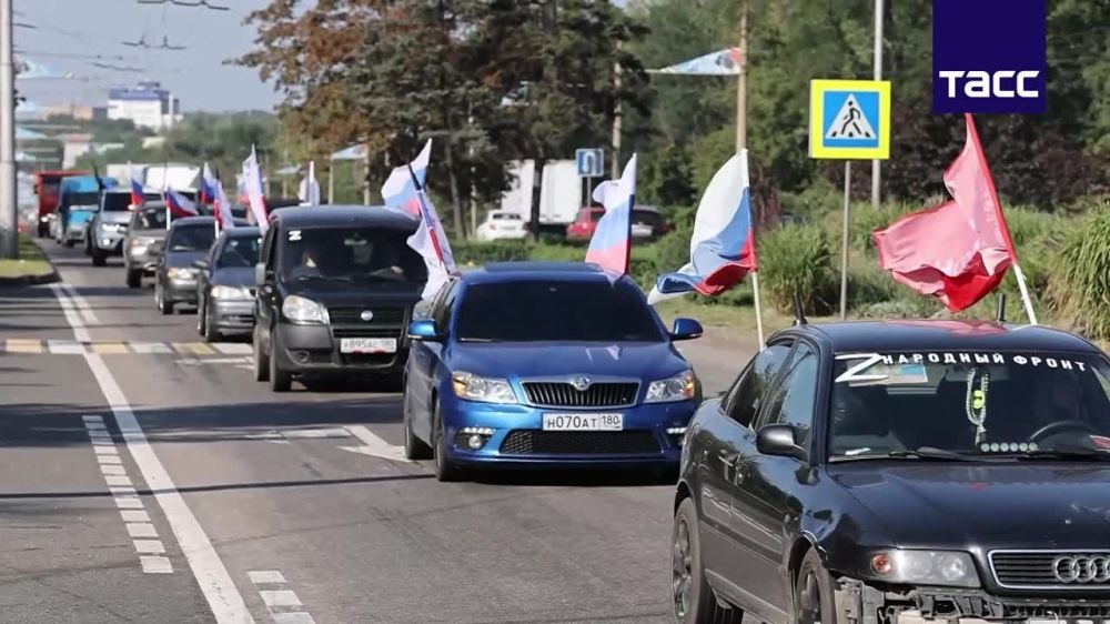 В Донецке проводят автопробег в рамках праздничных мероприятий в День государственного флага России