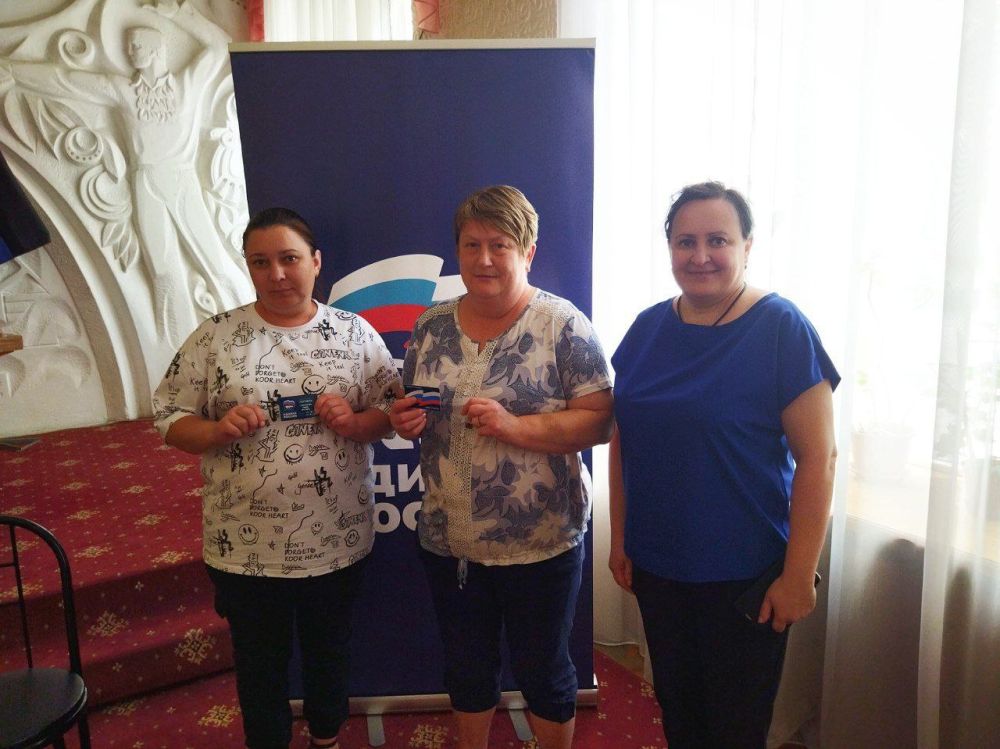 Василий Ткачук: Актив Всероссийской Политической Партии «Единая Россия» Калининского района г. Донецка, вручил новым членам Всероссийской Политической Партии «Единая Россия» партийные билеты