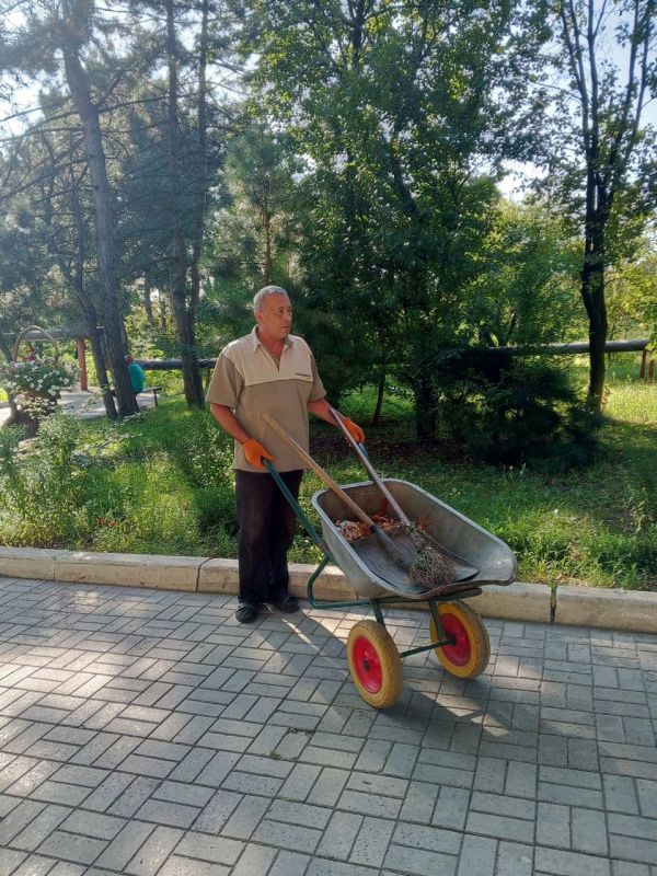 Василий Ткачук: В рамках проведения акции «Чистый четверг» силами предприятий, учреждений, организаций Калининского района г. Донецка организована уборка и наведение чистоты в районе