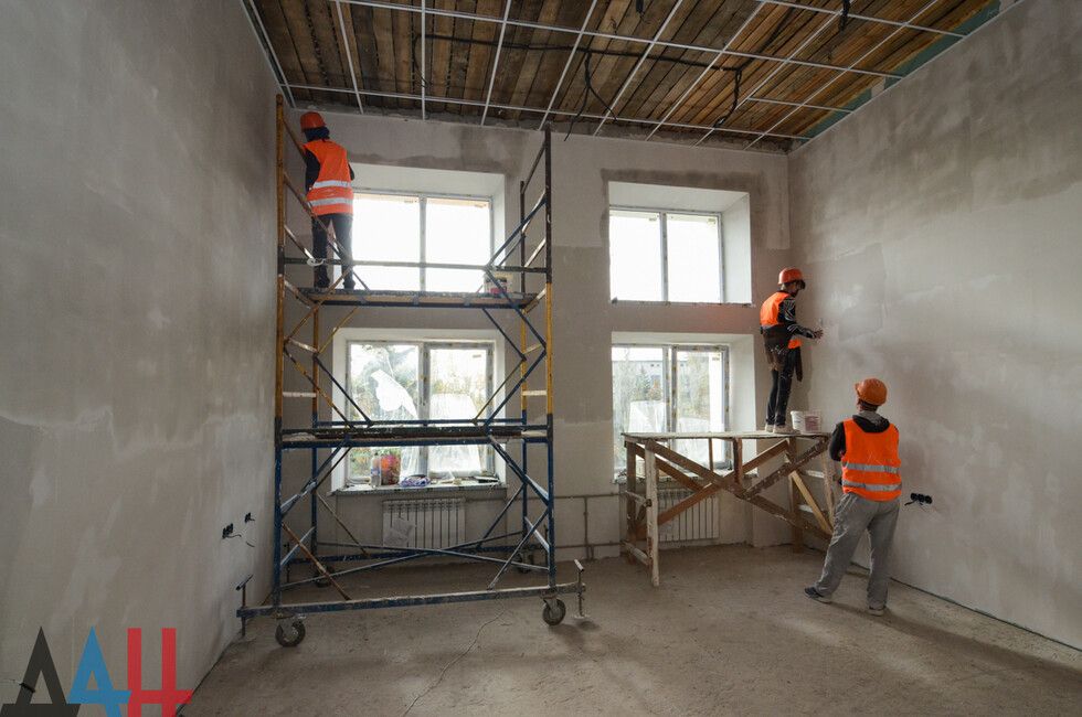 В тыловом Зугрэсе восстановили остекление местной школы, которое было повреждено огнем ВСУ в марте