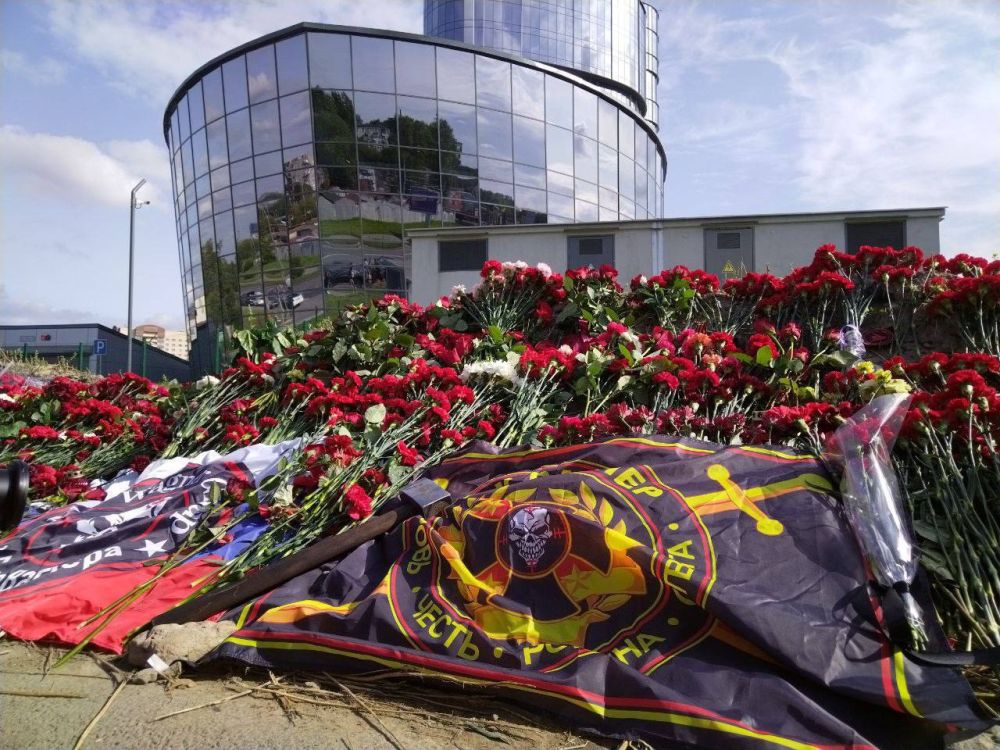 Захар Прилепин: По всей стране стихийные мемориалы Пригожину и Уткину