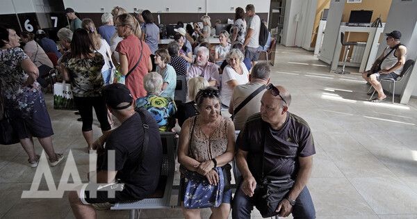 В Зугрэсе открыт первый в городе МФЦ, очередь начала формироваться за две недели до его запуска