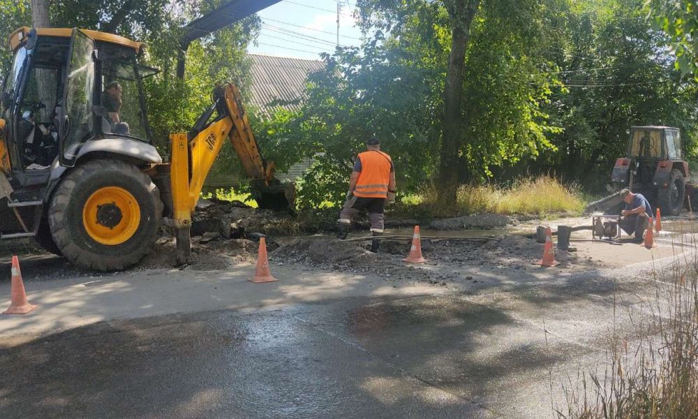 Василий Ткачук: Сегодня силами водопроводно-канализационной службы № 6 (Калининский район) Филиала "Донецкое ПУВКХ" ГУП ДНР "Вода Донбасса" ведутся работы по ликвидации утечки на водопроводе д=400 мм по ул. Сеченова