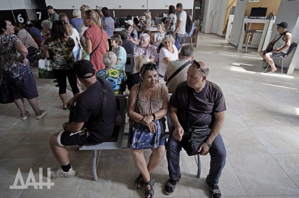 ДНР. В Зугрэсе открыт первый в городе МФЦ, очередь начала формироваться за две недели до его запуска «У нас в городе...