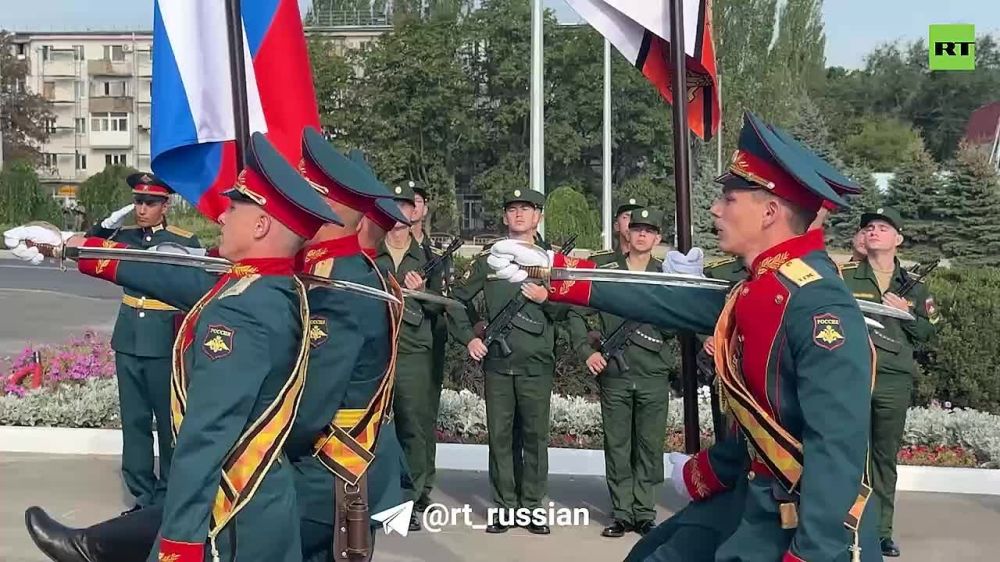 Курсанты Донецкого общевойскового командного училища торжественно приняли присягу в центре Мариуполя, около памятника освободителям Донбасса