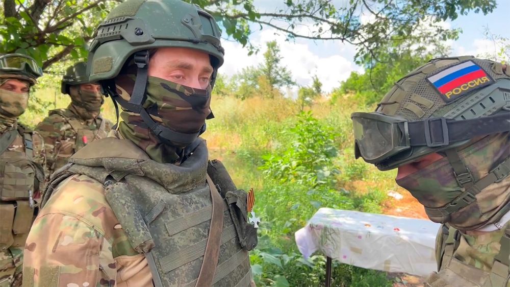 Тульским десантникам вручили госнаграды на передовой в районе Соледара