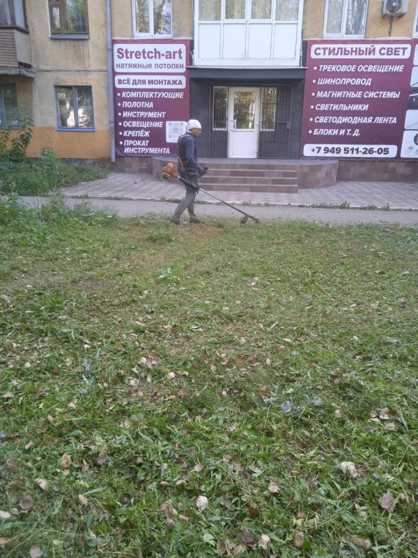 Василий Ткачук: Сегодня сотрудниками МУП АГД "ЗЕЛЕНСТРОЙ КАЛИНИНСКОГО РАЙОНА" ведутся работы по покосу травы и благоустройству клумб по б.Шахтостроителей в Калининском районе г. Донецка