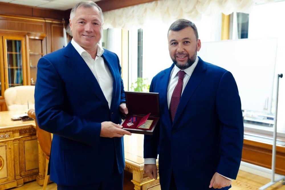 Врио Главы ДНР Денис Пушилин вручил Марату Хуснуллину орден Республики