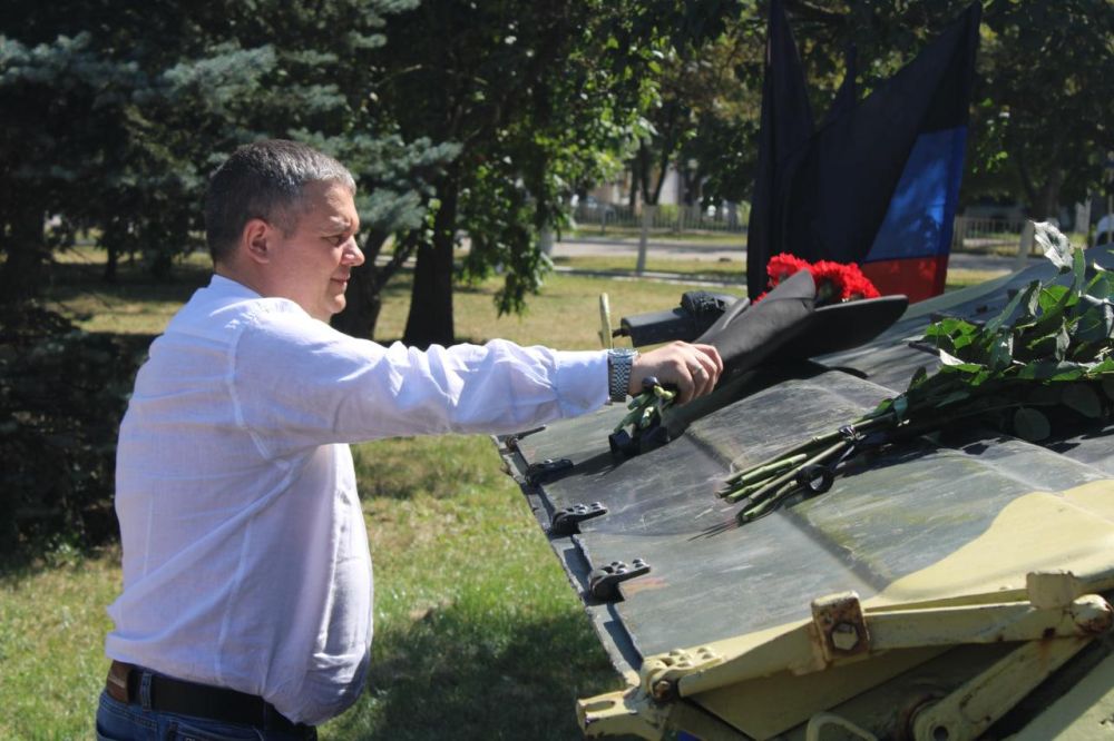 Глава администрации г. Горловка Иван Приходько почтил память первого Главы ДНР Александра Захарченко