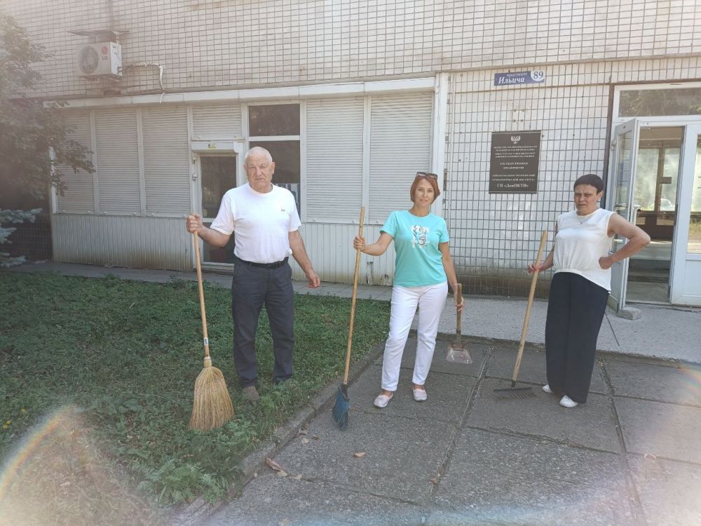Василий Ткачук: В рамках проведения акции «Чистый четверг» силами предприятий, учреждений, организаций Калининского района г. Донецка организована уборка и наведение чистоты в районе