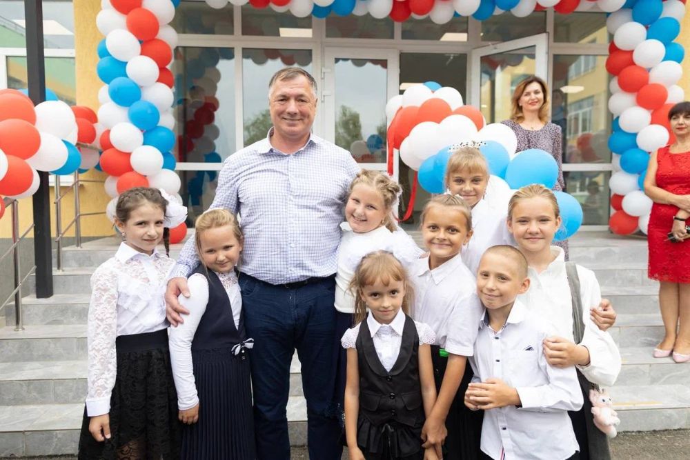 В День знаний Марат Хуснуллин принял участие в открытии образовательных учреждений в Мариуполе