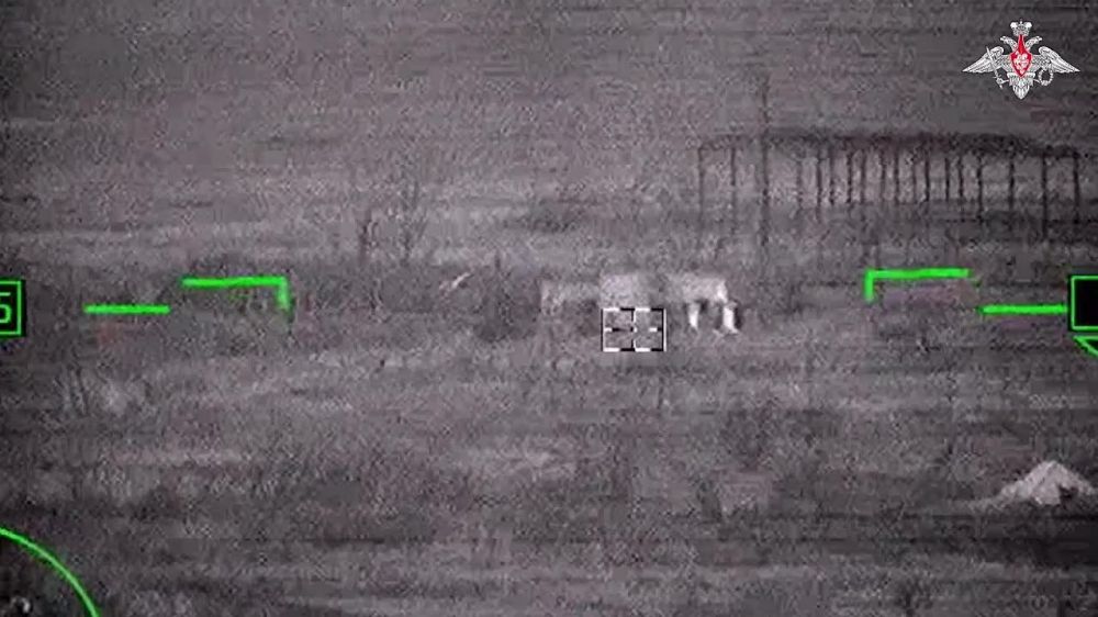 Борис Рожин: Экипаж разведывательно-ударного вертолета Ка-52 управляемой ракетой уничтожил долговременную огневую точку ВСУ в одноэтажном промышленном здании