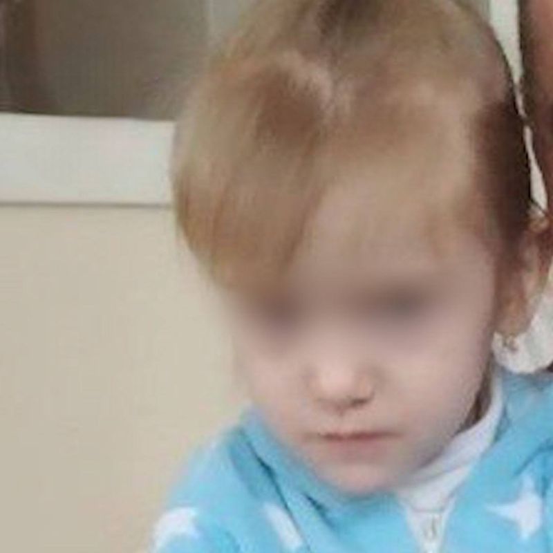 Родион Мирошник: Люди несут цветы к месту гибели 6-летней девочки Илоны в Киевском районе Донецка погибшей от прилета украинского РСЗО