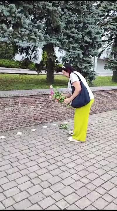 Владлен Татарский: . Вчера мама Максима Равиля Ибрагимовна приехала на стихийный мемориал в Донецке