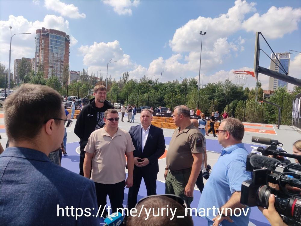 Юрий Мартынов: Делюсь с вами яркими кадрами с открытия Центра уличного баскетбола в г. Донецке