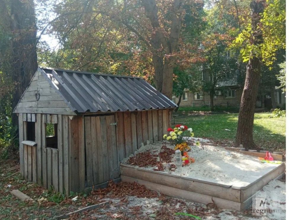 Это песочница в Донецке, в которой вчера погибла шестилетняя девочка