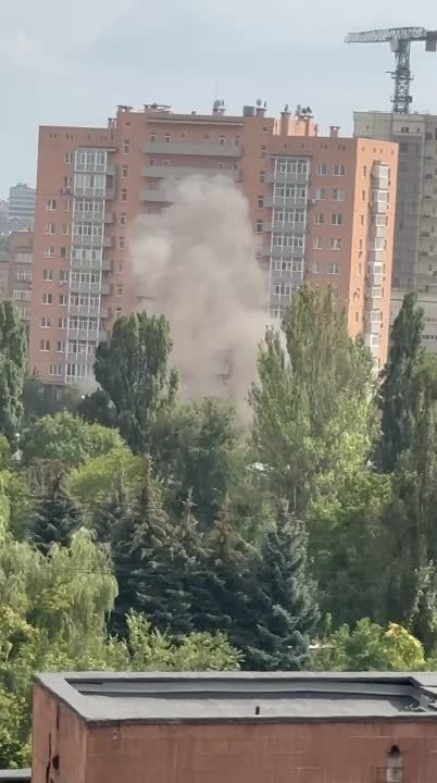 Виктория Мельникова: Центр Донецка под огнем. В районе ул. Щорса - пр. Мира задымление, враг бьёт артиллерией 155-мм Главред Подпишись