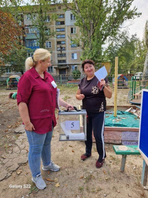 Василий Ткачук: Жители Калининского района г. Донецка продолжают принимать активное участие в досрочном голосовании по выборам депутатов Народного Совета Донецкой Народной Республики и Донецкого городского совета первого созыва